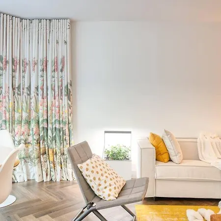 Апартаменты Seaside Apartment For 6 With Parking In Knokke