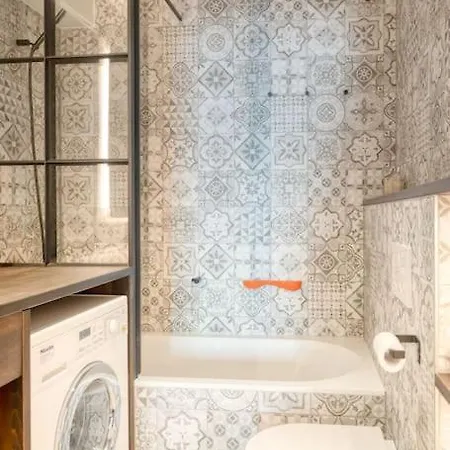 Seaside Haven For 6 With Parking In *